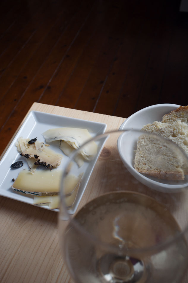 Comté du Jura, Tome au Marc, Morbier + pain au maïs + Marqués de Riscal vin blanc