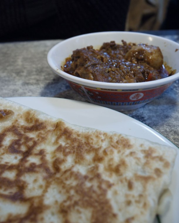 Muniyandi-Vilas-@-207-rue-du-Faubourg-St-Denis02---parotta-aux-oeufs-+-chicken-curryK64