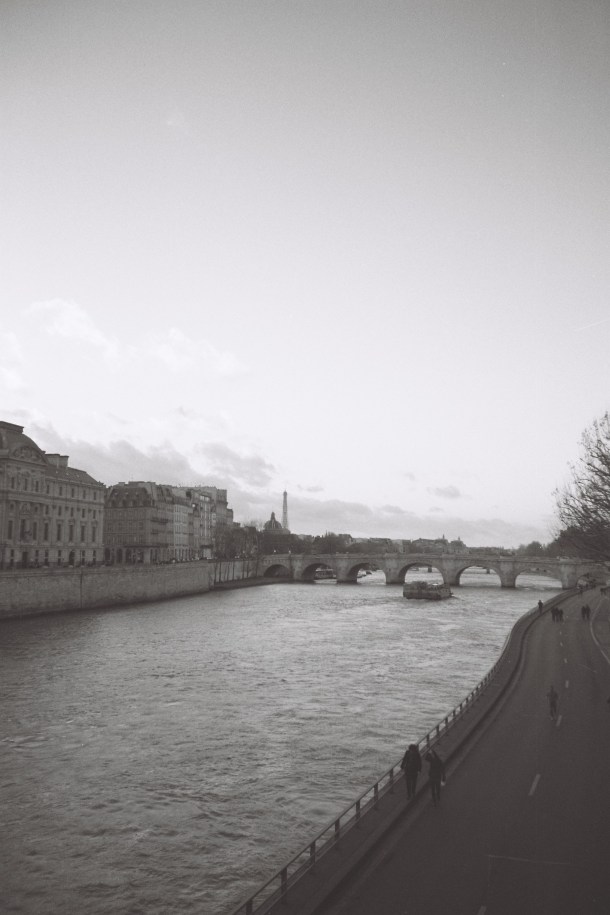 Eiffel tower taken from pont au change, à le carrefour du quai de la Mégisserie & de la place du Châtelet