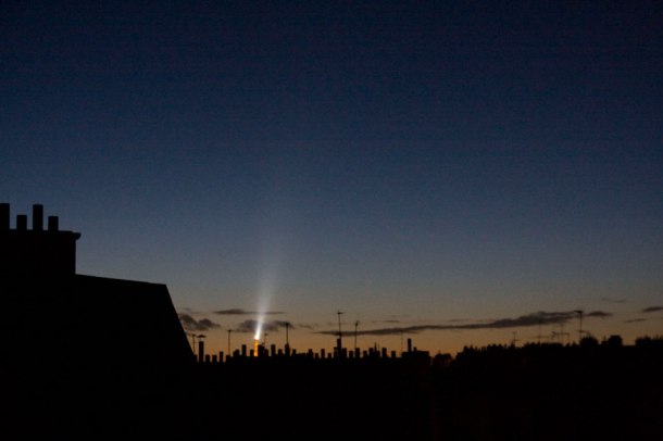 La tour Eiffel et des cheminées2c