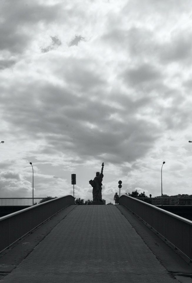 Statue de la Libertié à l'Île aux Cygnes, pont de Grenellep50bw